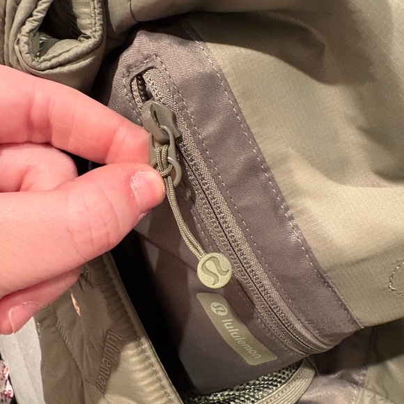 Lululemon Quilty Pleasures Shoulder Bag 14L - Bay Leaf / Gold Hardware - Picture 10 of 14